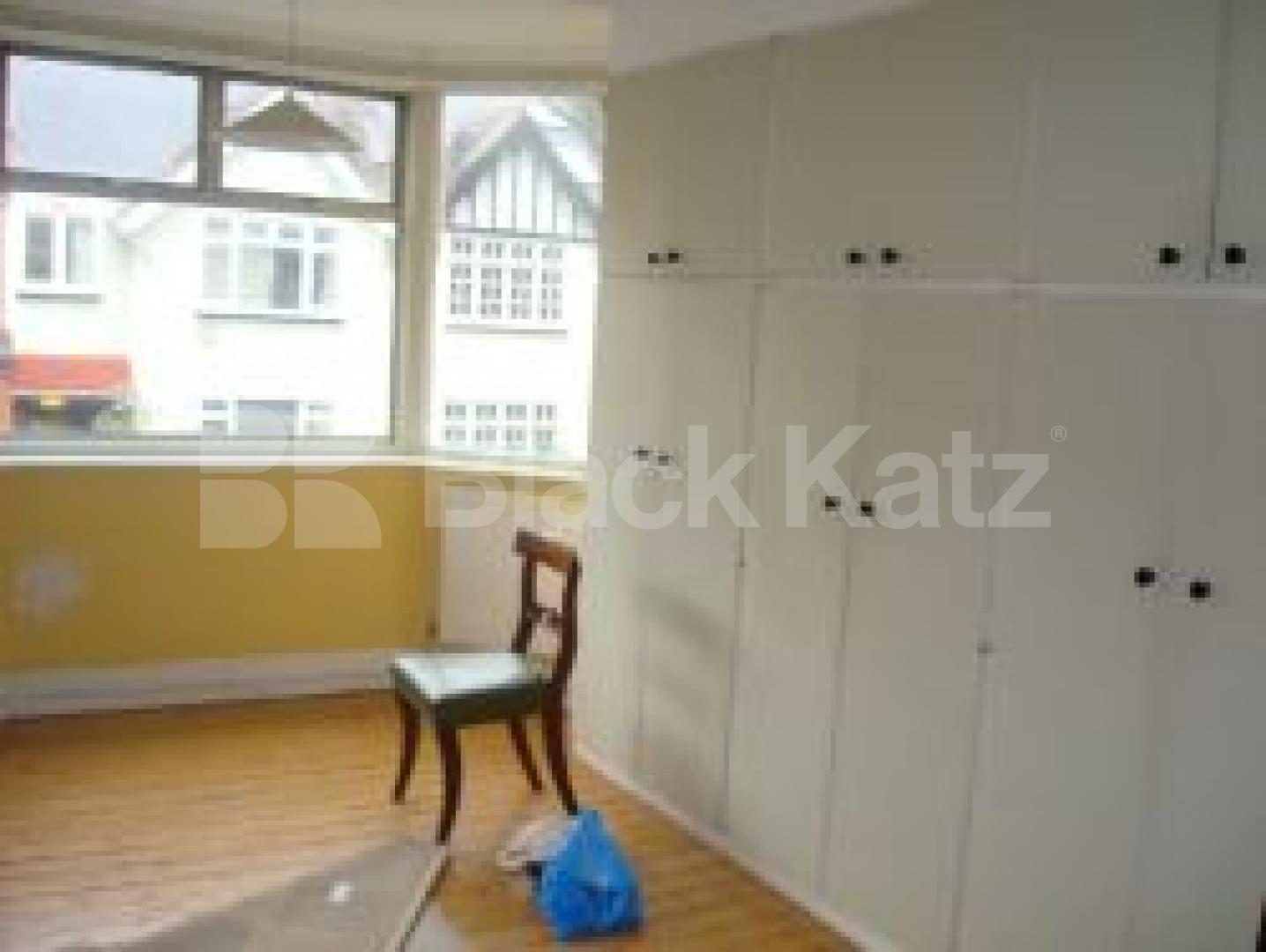 			MINS TO PARLIAMENT FIELDS, 2 Bedroom, 1 bath, 1 reception Flat			 Glenhurst Avenue, KENTISH TOWN-DARTMOUTH PARK